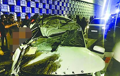 लखनऊ: पॉलीटेक्निक फ्लाईओवर से गिरी एसयूवी, तीन की मौत, एक गंभीर पॉलीटेक्निक फ्लाईओवर से गिरी एसयूवी, तीन की मौत, एक गंभीर ।