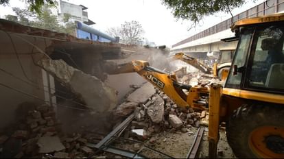 प्रयागराज : हाईकोर्ट के आदेश पर पीडीए ने अवैध मार्केट किया ध्वस्त, वकीलों के कई चैंबर भी ढहाए Prayagraj : हाईकोर्ट के पास बने अवैध मार्केट को ढहाता बुलडोजर।