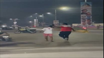 रायपुर के पहाड़ी चौक पर गंडासे से हमला: धारदार हथियार थामे लड़की का बाल पकड़कर सड़क पर घूमाया, वीडियो वायरल धारदार हथियार थामे लड़की का बाल पकड़कर सड़क पर घुमाया