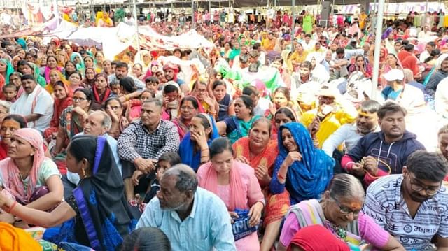 Sehore: कथा सुनने आए लोगों की मुसीबत- 150 में पानी की बॉटल, खेतों में टॉयलेट जाने के लिए जा रहे 20 रुपये सीहोर में कथा सुनने लाखों लोग पहुंच रहे हैं।