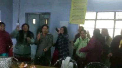 स्कूल में जन्मदिन मनाकर डांस करती शिक्षिकाएं