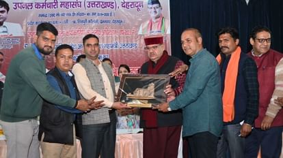 उपनल कर्मचारियों के कार्यक्रम में मंत्री गणेश जोशी