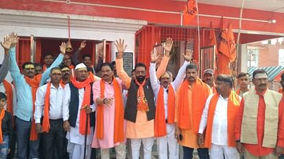 Varanasi: जलाभिषेक करने जा रहे 38 शिवसैनिक हिरासत में लिए गए, इस शर्त पर हुए रिहा Varanasi: जलाभिषेक करने जा रहे 38 शिवसैनिक हिरासत में लिए गए, इस शर्त पर हुए रिहा