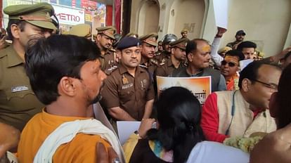Varanasi: मोहन भागवत के बयान पर ब्राह्मण संगठनों में आक्रोश, निकाला विरोध मार्च, पुलिस ने रोका वाराणसी में ब्राह्मण संगठनों ने निकाला विरोध मार्च