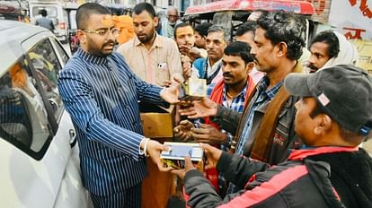 च्यवनप्राश का वितरण करते रोहित कुमार सिंह