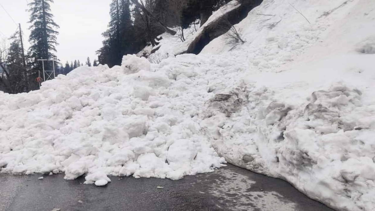 Kupwara: More than 300 passengers stranded near Khooni Nala rescued amid avalanche warnings