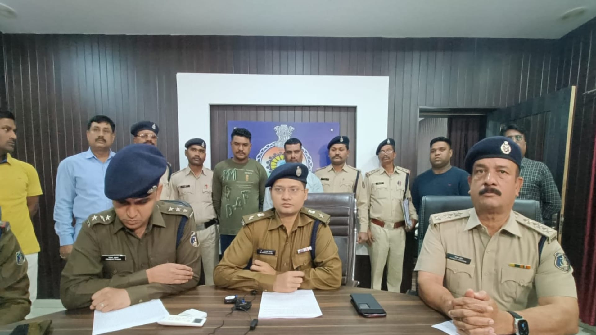 पुलिस गिरफ्त में आरोपी।