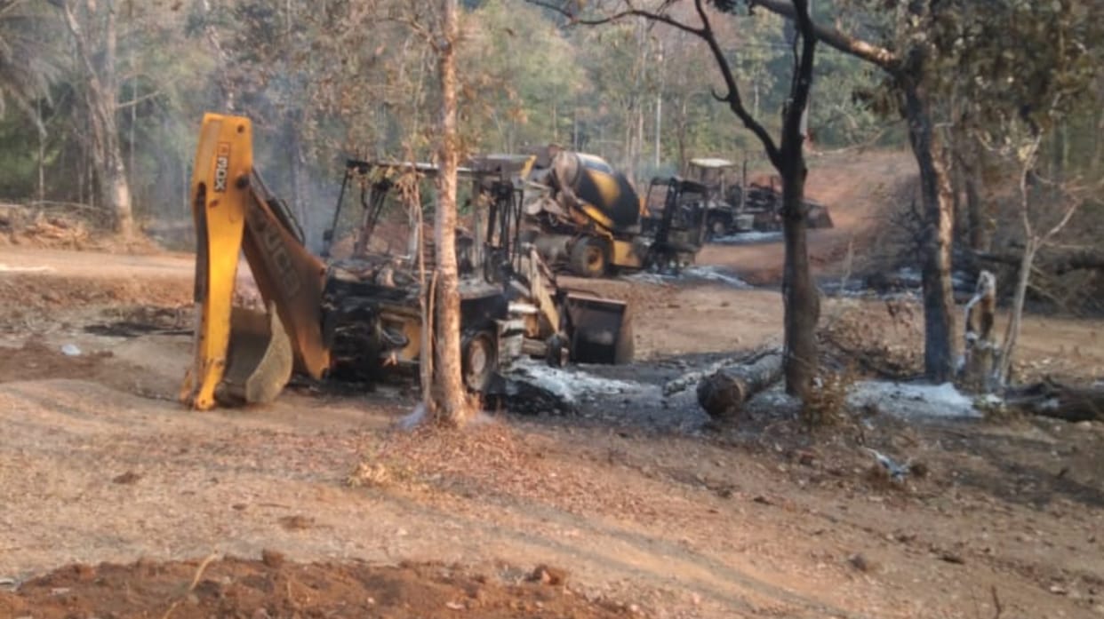 chhattisgarh naxalite set fire to vehicles engaged in road construction in kanker