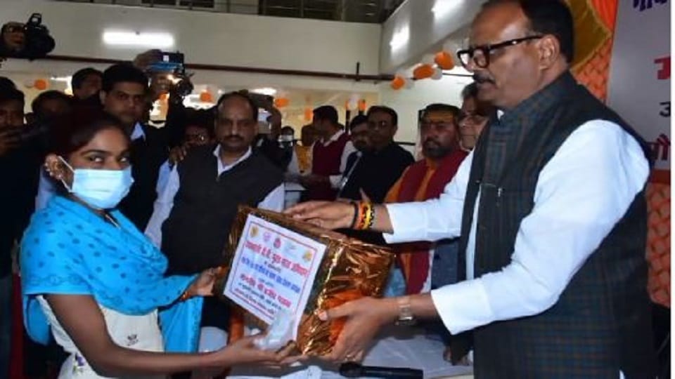 Deputy CM Brajesh Pathak distributed nutrition to TB patients in Bareilly
