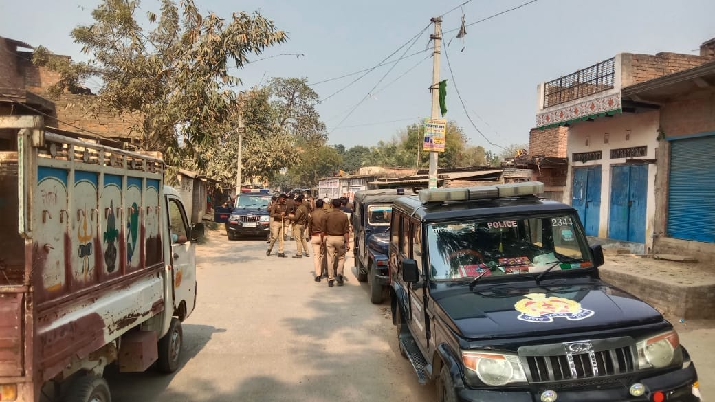 bricks and stones attack on Police team who reached to resolve land dispute in jaunpur many people in custody