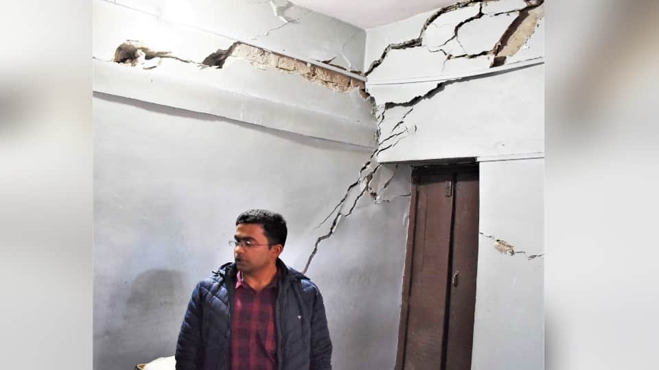 Chamoli DM Shocked after see Landslide in Karnaprayag Big Cracks in Houses Photos