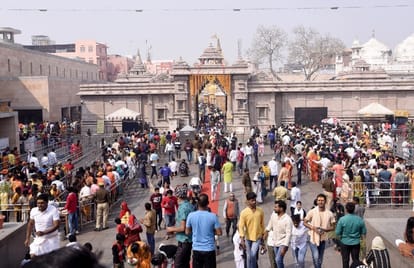 Sawan 2023: Shiva devotees welcome on the red carpet, flowers showered at the entrance