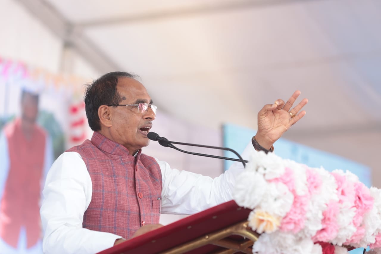 MP News: CM planted saplings in Ramvan with ministers, planted 2140 saplings in two years