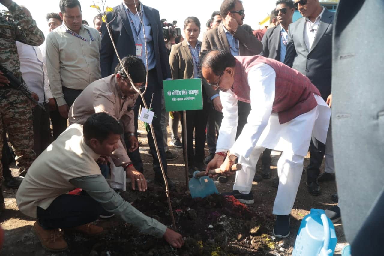 MP News: CM planted saplings in Ramvan with ministers, planted 2140 saplings in two years