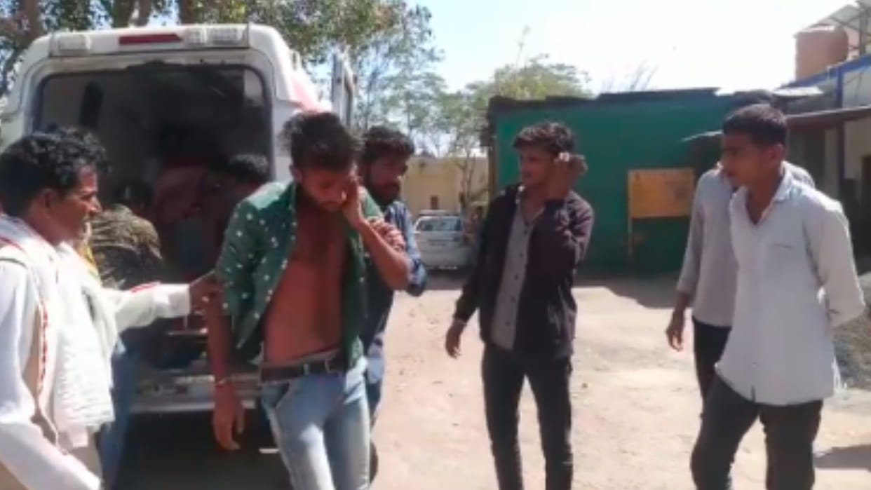 Guna: One killed in a bee attack, a dozen injured