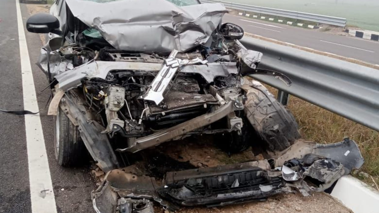 car collided with the truck Due to fog on NH-152D, the cleaner died