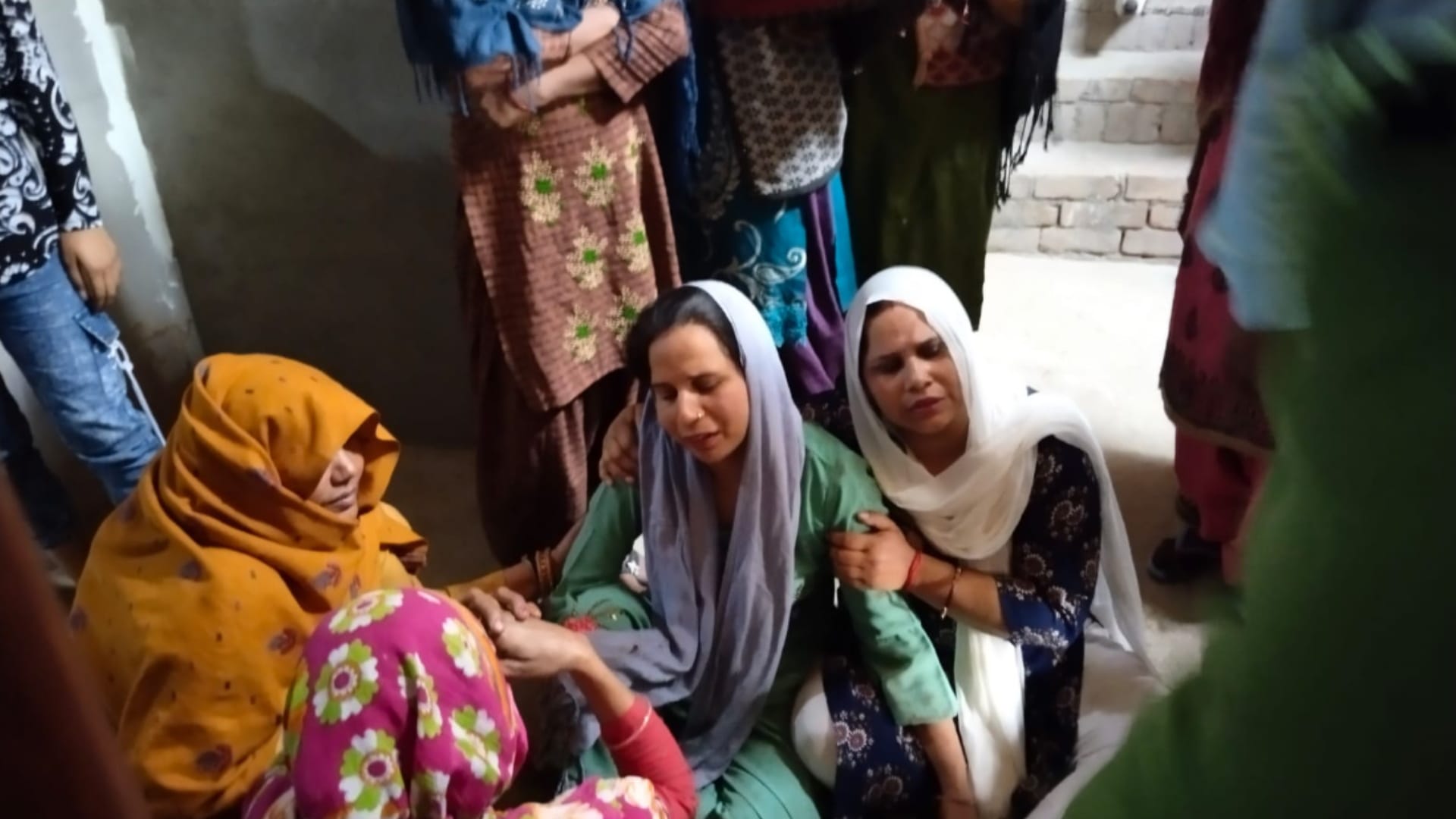 Lover couple death case: three days ago pistol was bought and objectionable photos were found in mobile