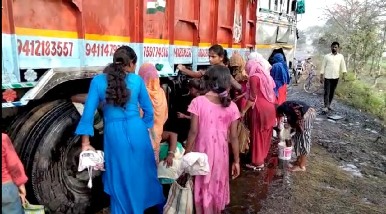 Bihar Road Accident News: People started looting mustard oil along NH 28