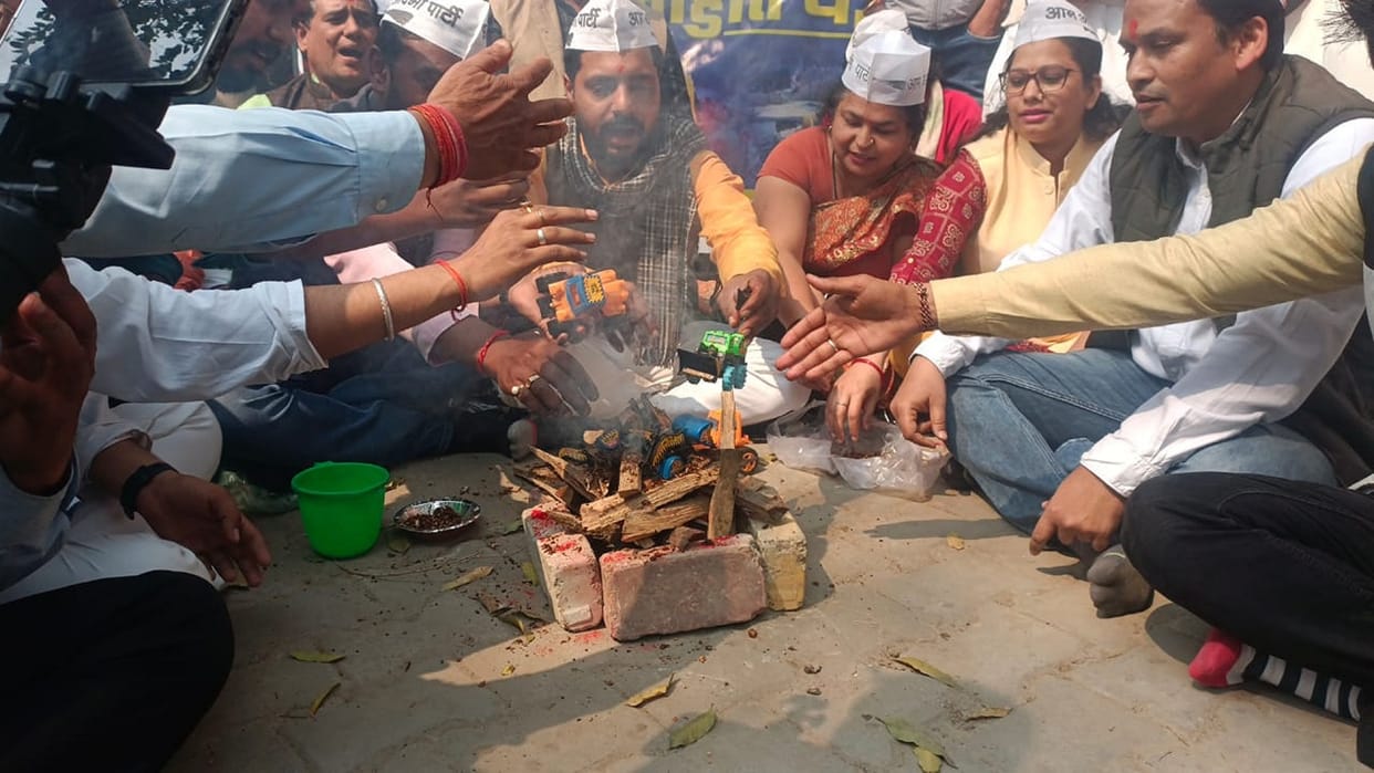 AAP workers performed bulldozer sacrifice in protest against the Kanpur Dehat incident