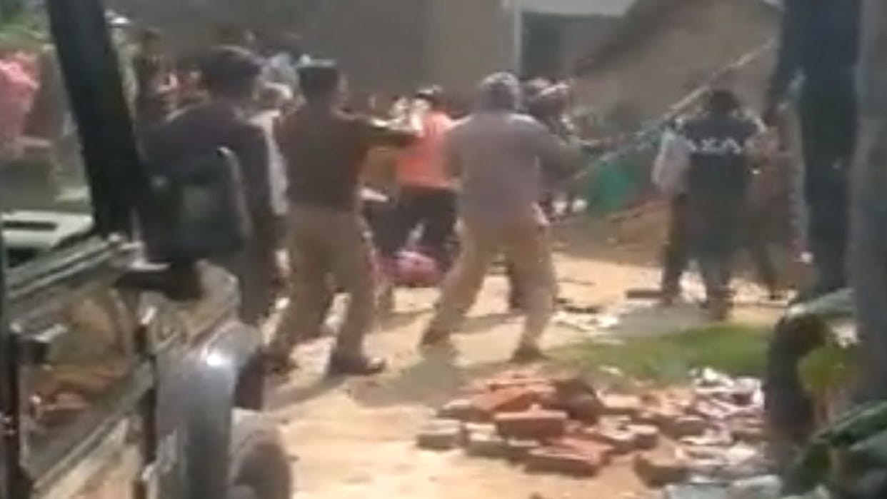 Bloody clash between two sides over land dispute, six including women injured