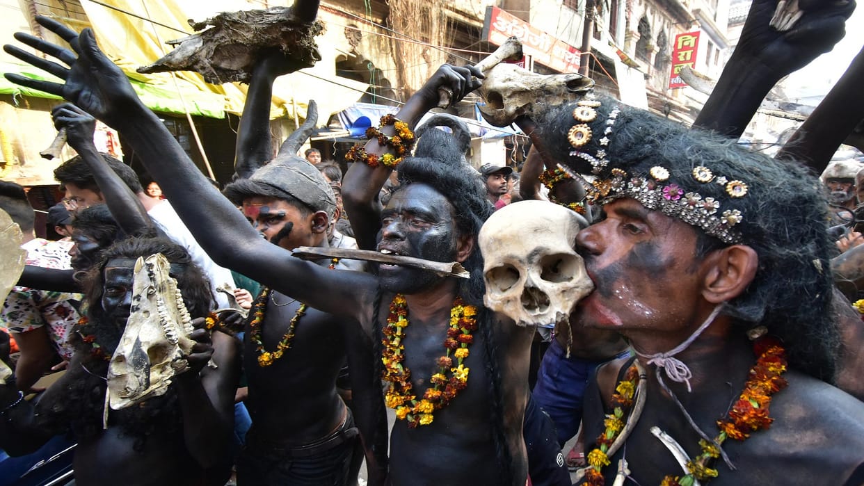 Mahashivratri Shiv be a groom Barati danced as ghosts, devotees flocked to see