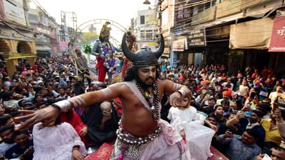 Mahashivratri Shiv be a groom Barati danced as ghosts, devotees flocked to see