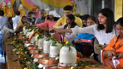 Sawan 2023: On the last Monday the crowd gathered in the Temple of Shiv
