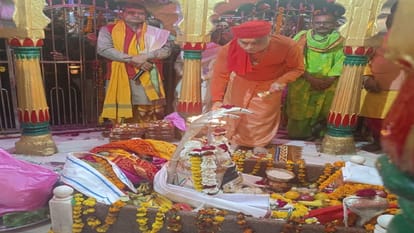 A rally of faith gathered for the darshan of Mankameshwar, decorated with silver clothes and ornaments