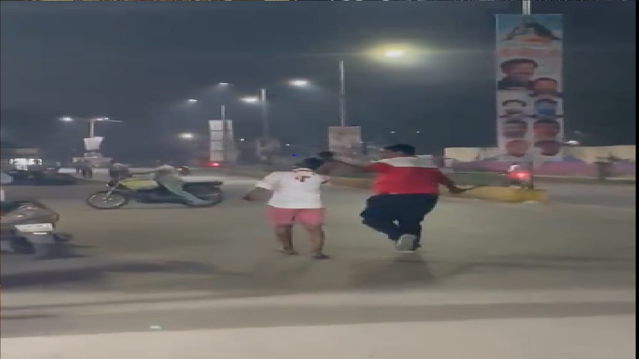 accused attacked on girl with Gandase in Pahadi Chowk Raipur video viral