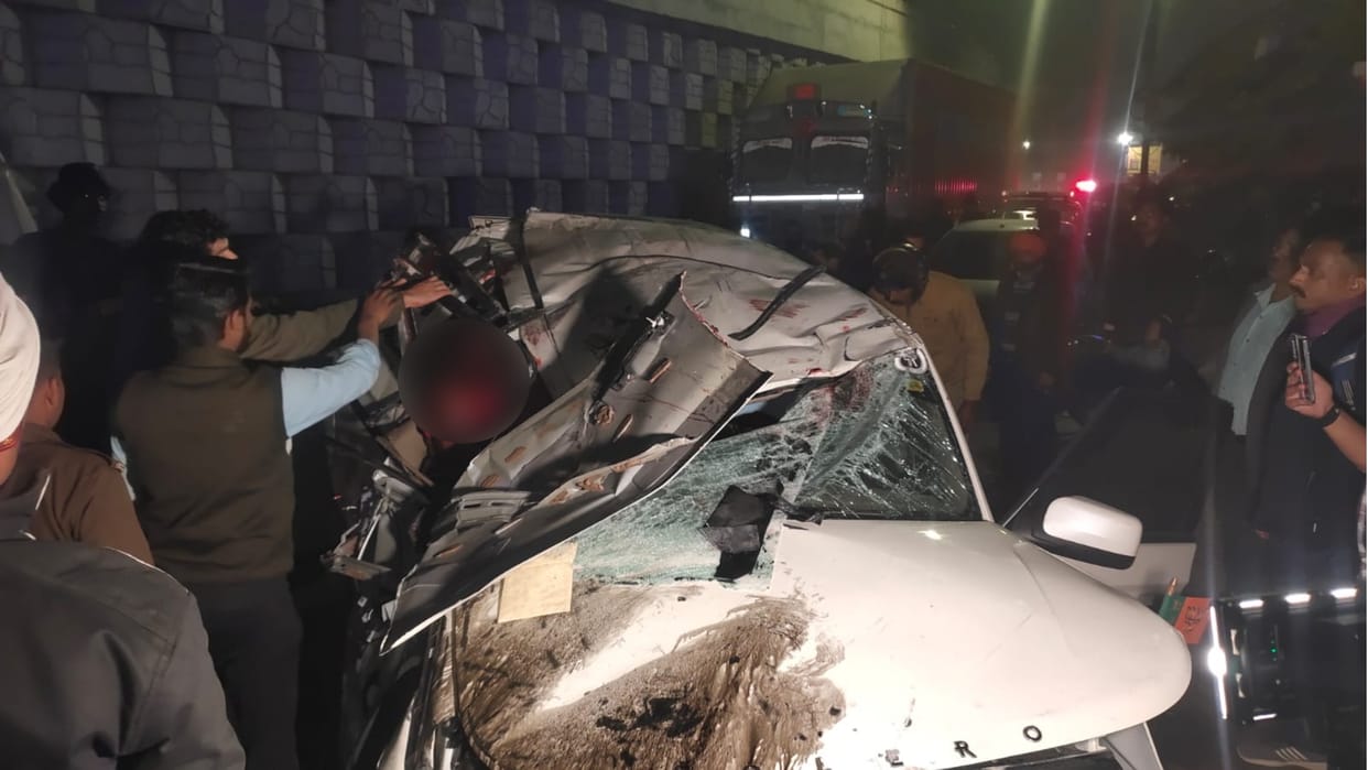SUV Car falls from Polytechnic flyover in Lucknow, many killed and injured in road accident
