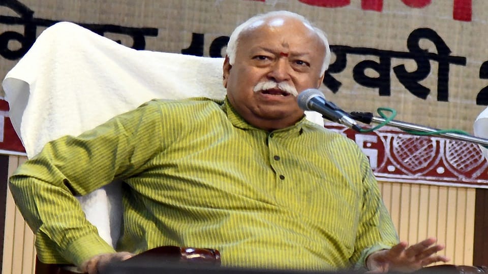 RSS chief Mohan Bhagwat visits GSB's Ganesh pandal maharashtra news updates in hindi