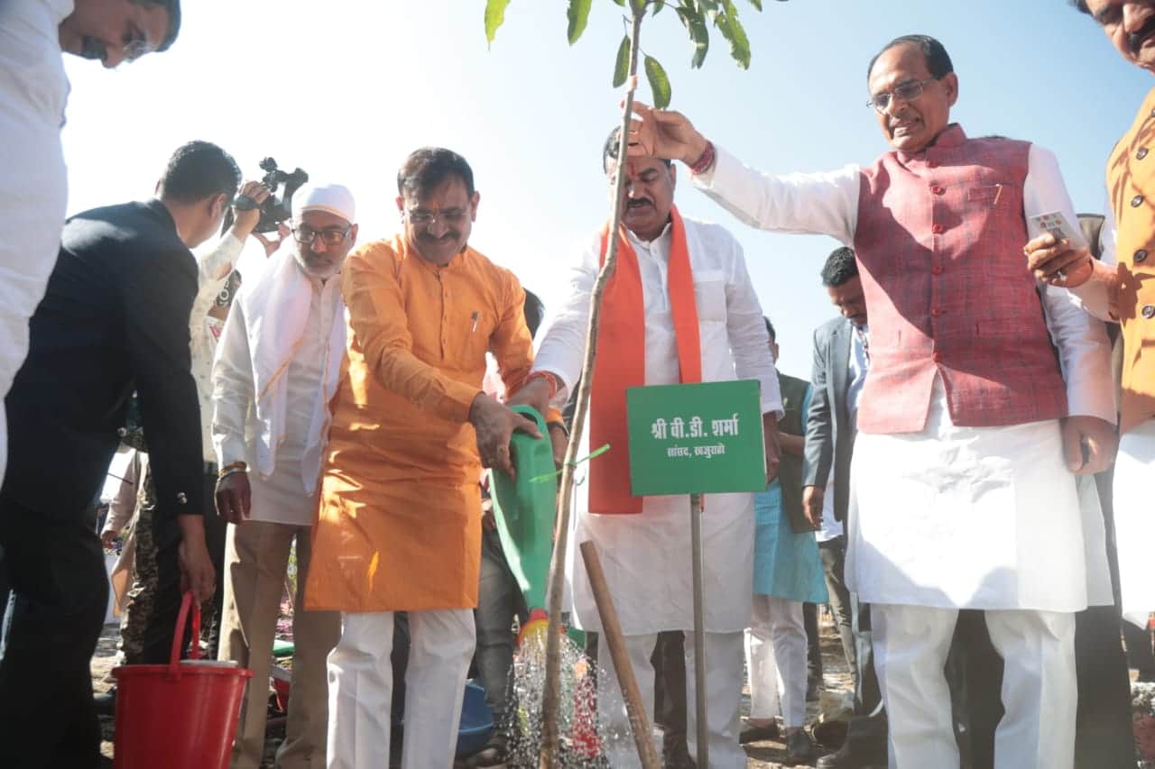 MP News: CM planted saplings in Ramvan with ministers, planted 2140 saplings in two years