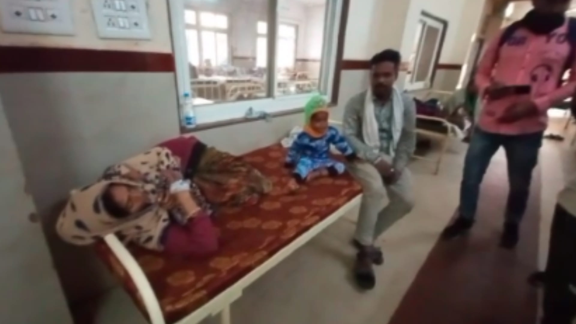 ठंडाई पीने से 100 से ज्यादा लोग बीमार हो गए।