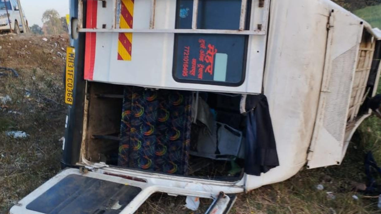 Mini bus returning from Rudraksh Festival overturned, 18 devotees injured, accident happened near Milanpur
