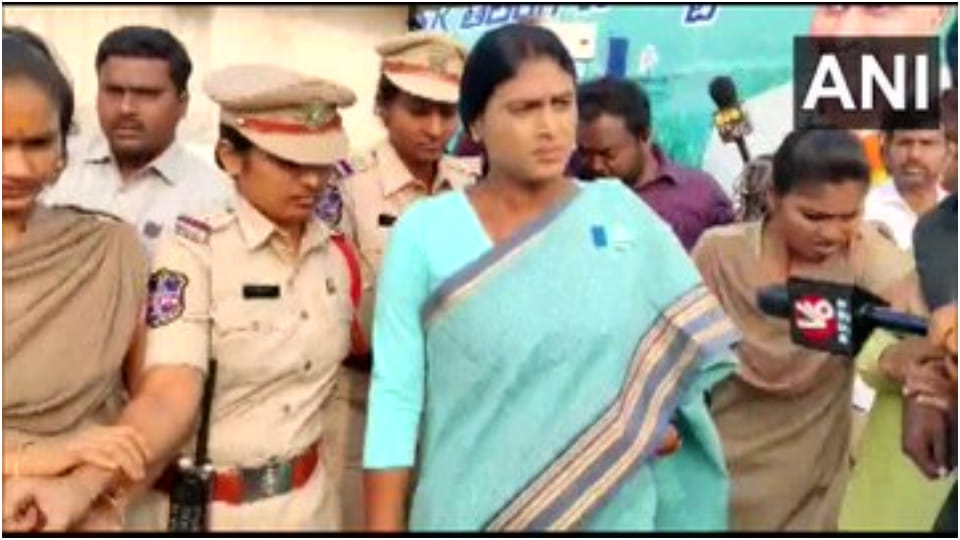 Telangana:  YSRTP chief YS Sharmila calls Mahabubabad MLA a scammer, case registered