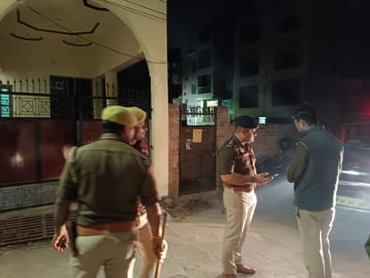 Prostitution busted in house in varanasi police arrest 8 including four girls from MP and Bengal