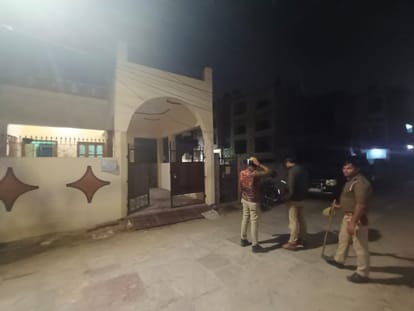 Prostitution busted in house in varanasi police arrest 8 including four girls from MP and Bengal
