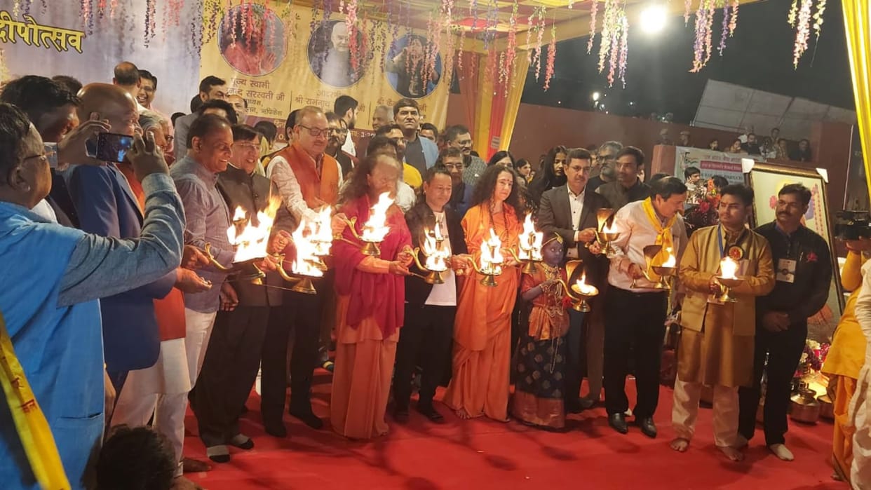 Swami Chidanand Saraswati performed Maha Aarti of Maa Yamuna at Chhath Ghat in Delhi