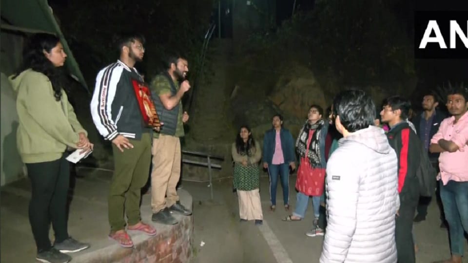 Delhi : ABVP members in JNU alleged portrait of Shivaji Maharaj was vandalised