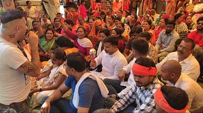 Chhattisgarh ED Raid: विधायक देवेंद्र यादव के घर के बाहर कांग्रेसी कर रहे भजन-कीर्तन; ईडी ने मांगी और फोर्स ईडी की कार्रवाई के विरोध में विधायक के घर के बाहर भजन-कीर्तन करते कांग्रेसी।