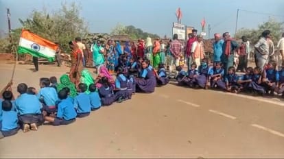 बालोद में शिक्षकों की मांग को लेकर प्रदर्शन करते स्कूली बच्चे।