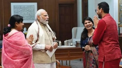 पीएम मोदी को शादी का कार्ड देने पहुंचे OYO के फाउंडर