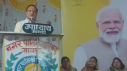 रतलाम की विकास यात्रा में जावरा विधायक ने मंच से अपने ही नेताओं पर तंज कसा।