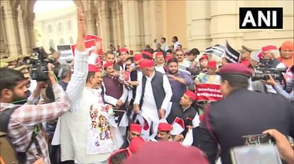 यूपी बजट सत्र: सपा का विधानसभा के बाहर सरकार के खिलाफ प्रदर्शन, शिवपाल के नेतृत्व में धरने पर बैठे विधायक सपा का विधानसभा के बाहर सरकार के खिलाफ प्रदर्शन,