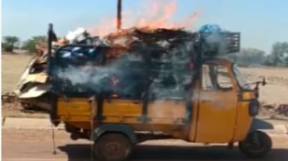 शिवपुरी में फोरलेन पर चलते ऑटो में आग लग गई।