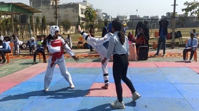 मैट पर झुलसे खिलाड़ियों के पैर, धूप में करा दी ताइक्वांडो प्रतियोगिता