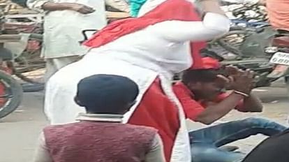 Hathtras News: महिला ने युवक पर बरसाई चप्पल, खुद को छुड़कार भागा युवक को पीटती महिला