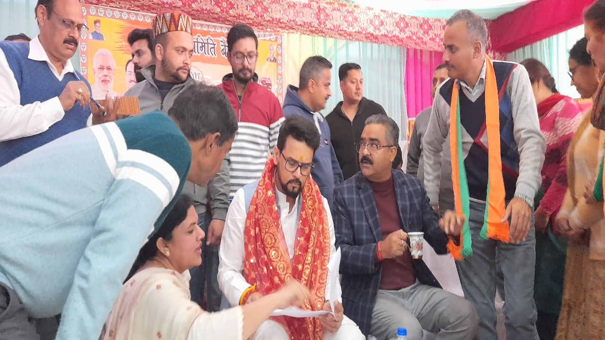 Union Minister Anurag Thakur started signature campaign against the closure of the institute