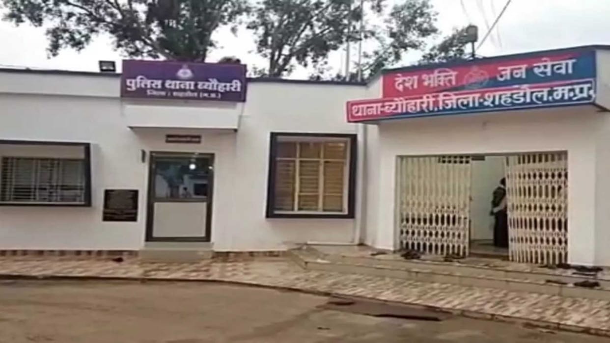policeman along with his colleagues extorted forty lakhs by luring them to get seized vehicles in Shahdol