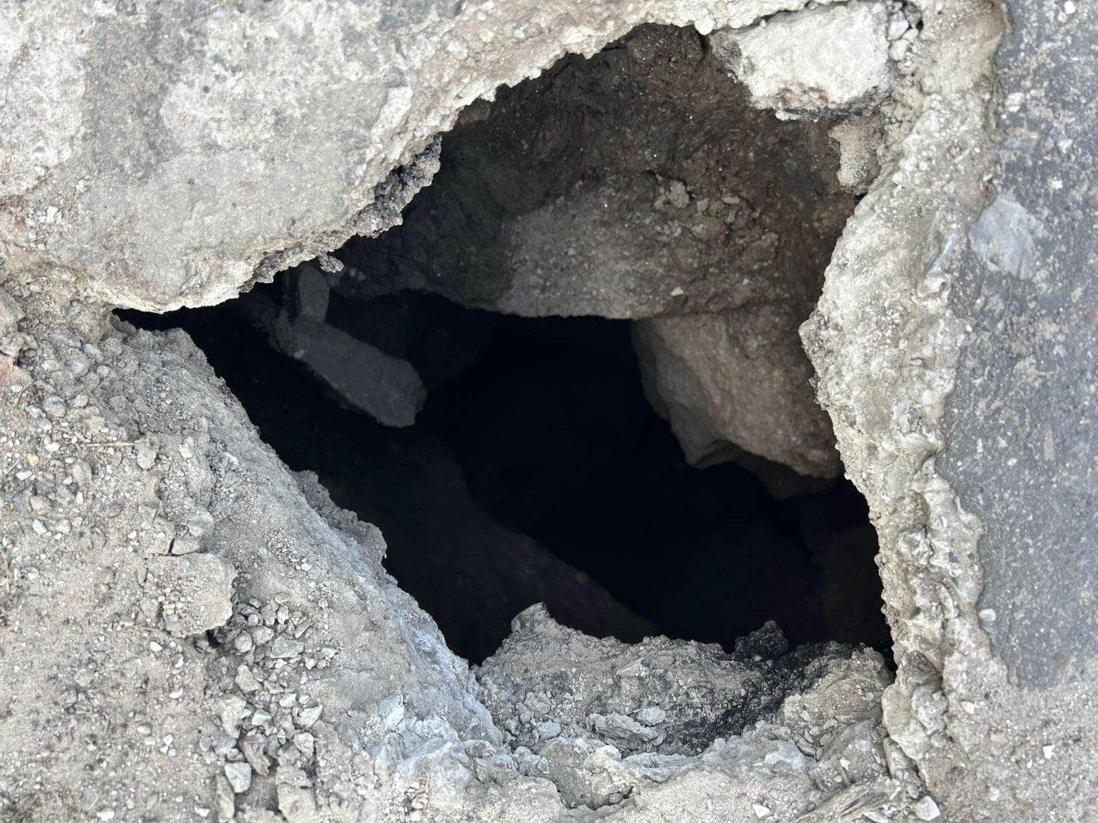 Joshimath Landslide 10 feet deep pit lying on Badrinath Highway People In Fear
